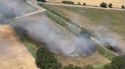 17 dotacions, tres d'aèries, treballen en un incendi en camps de conreu a Pedret i Marzà