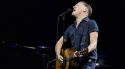 Bryan Adams emociona Cap Roig amb un concert íntim només amb veu, guitarra i piano
