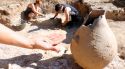 Troben una gerra amb un ou d’una ofrena romana de fa 1.800 anys a Sarrià de Ter