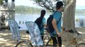 Dos informadors ambientals vetllen pel civisme a l’Estany de Banyoles aquest estiu