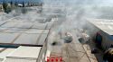 Un incendi crema almenys un autobús en una nau industrial de Banyoles