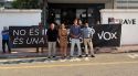 Vox protesta a Figueres contra la immigració i insisteix en una informació desmentida
