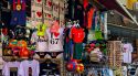 Lloret multa comerços per exposar articles amb missatges ofensius al carrer