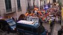 La plaça del Vi, dividida en dos per un miler de manifestants enfrontats per la crisi de Ceuta