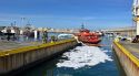 Els Bombers simulen un incendi en una embarcació al port de l’Escala