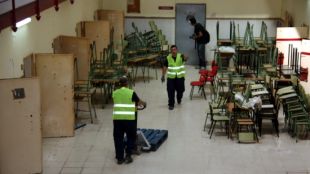 Interns treballant en el trasllat © ACN