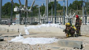 Els bombers aplicant escuma en una de les parts suposadament incendiades