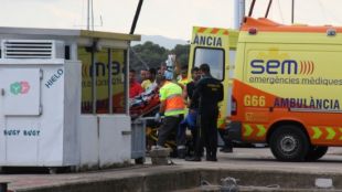 El submarinista ferit, pujant a l'ambulància © ACN