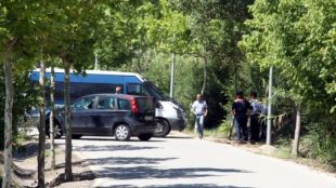 La comitiva buscant el cos de la víctima a Sant Julià de Ramis © ACN