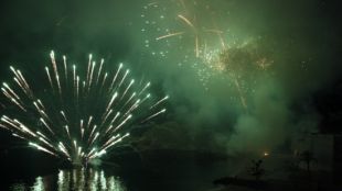 La roca de Sa Palomera ha estat l'escenari un any més dels focs © ACN