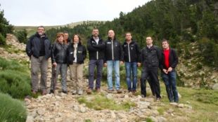 Foto de grup a l'estació de Vallter 2000 amb el conseller de Territori, Santi Vila, al centre © ACN