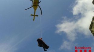 Imatge del rescat que els bombers han fet aquest dissabte al matí a Queralbs © ACN