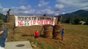 El fals viaducte instal·lat entre bales de palla © ACN