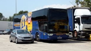 El bus immobilitzat a l'àrea de servei de Maçanet de la Selva (arxiu) © ACN