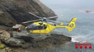 El pescador ha hagut de ser rescatat en un helicòpter dels Bombers de la Generalitat