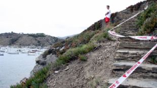 Un socorrista revisa la zona pròxima on s'ha després la roca © ACN