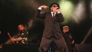 Un moment de l'actuació que els Blues Brothers a Porta Ferrada © ACN