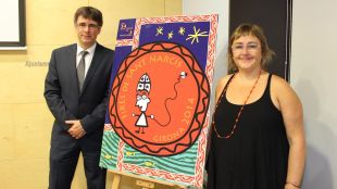 L'autora del cartell, Anna Soler, amb l'alcalde, Carles Puigdemont, aquest matí