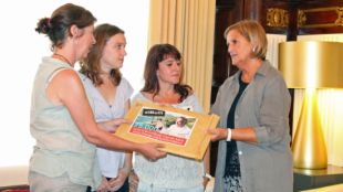 Les representants de Depana i la Iaeden, i la barcelonina que ha engegat la campanya, lliurant les signatures © ACN