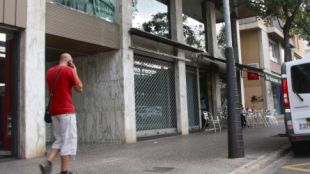 Els quatre lladres van esperar la víctima al replà de l'edifici, situat a la Travessia del Carril © ACN