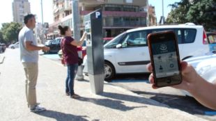 L'aplicació e-park permet pagar des del telèfon mòbil les zones verdes i blaves © ACN