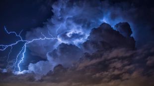 Captura d'un llamp caigut a Sant Andreu de la Barca © Carlos Lara/@MeteoSAB