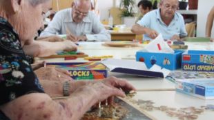 Usuaris de la residència del Montscopa d'Olot en un dels tallers © ACN