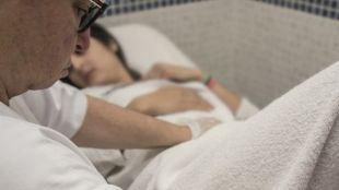Un professional de Termes Orion practicant un tractament