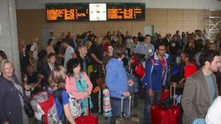 Passatgers amuntegats aquest matí al vestíbul de l'estació del TAV a Girona © ACN