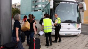 Els viatgers es veuen obligats a agafar l'autobús © ACN