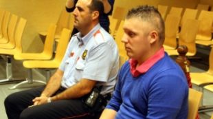 L'acusat, custodiat pels Mossos d'Esquadra a l'Audiència de Girona © ACN