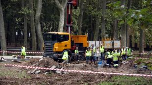 Els tècnics d'Adif a la zona on hi ha el pou de compensació de la Devesa © ACN