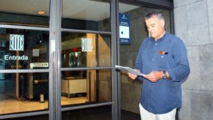 L'advocat de l'Ajuntament de Girona, Lluís Pau, davant els jutjats de Girona amb l'escrit a les mans © ACN