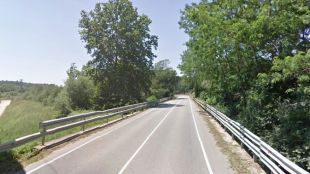 Aquest és el pont que s'ha descalçat damunt la riera de Santa Coloma