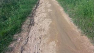 Una de les vies afectades per la pluja on es pot veure el ferm fragmentat o trencat © ACN