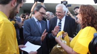Artur Mas ha rebut un mocador groc d'un grup de membres de l'ANC a Olot © ACN
