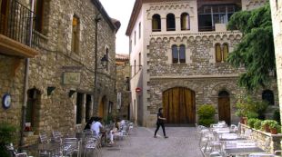 El bar restaurant Can Quei de Besalú (esquerra)