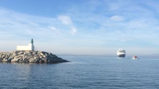 El creuer Azamara Journey arribant avui a Roses