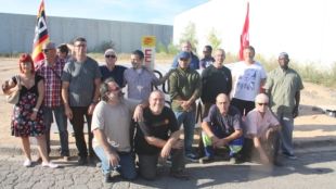 Una quinzena de treballadors d'A.J.Ruz de Sils que avui han començat la vaga