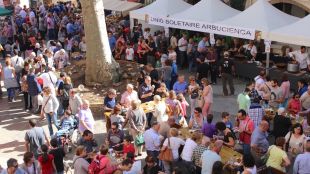 La plaça en plena degustació