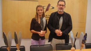 El president del Col·legi de Periodistes de Girona, Joan Ventura, i l'autora de les mosques d'aquest any, Clara Oliveres © ACN