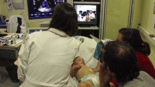 Videoconferència entre els hospitals Josep Trueta de Girona i Vall d'Hebron de Barcelona. (Horitzontal)