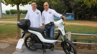 A la dreta, el gerent de Tecnigas Parts, Carles Bracons, amb el responsable de la part tècnica de Bye Bike © ACN