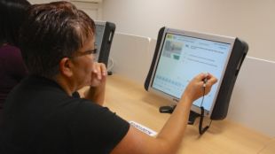 Una de les examinades fent el nou examen tèoric de conduir amb la pantalla tàctil a Girona © ACN