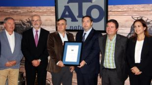 El conseller d'Agricultura, Josep Maria Pelegrí, a la granja Mas Bes d'ATO aquest matí © ACN