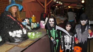 Infants disfressats per celebrar la 3a Fira de Bruixes de Blanes © ACN