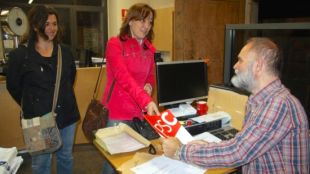 L'alcaldable del PSC a la ciutat de Girona, Sílvia Paneque, entrant les signatures © ACN