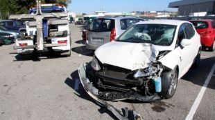 L'estat del vehicle després d'envestir la moto © ACN