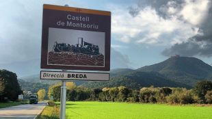 La nova senyalització amb el castell de Montsoriu al fons