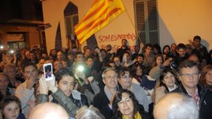 Centenars de persones s'han aplegat a les portes de la galeria © ACN